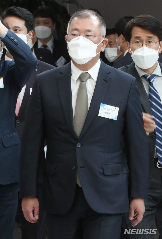 정의선 현대차그룹 회장이 2일 오후 인천 서구 SK인천석유화학에서 열린 제3차 수소경제위원회에 참석하고 있다.(공동취재사진)
