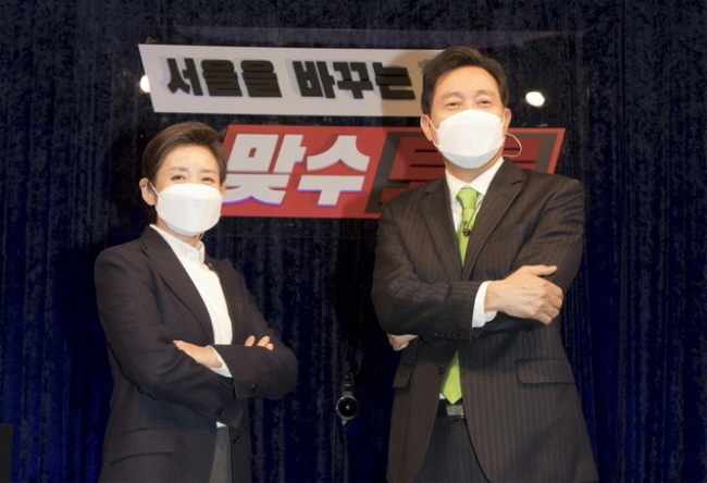 나경원, 오세훈 국민의힘 서울시장 보궐선거 예비후보가 지난달 23일 오후 용산구에 위치한 백범김구기념관에서 서울시장예비후보 3차 맞수토론을 하기에 앞서 포즈를 취하고 있다. (사진=뉴시스 제공)