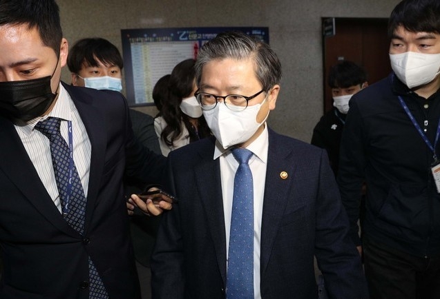 변창흠 국토교통부 장관이 5일 서울 여의도 국회에서 이낙연 더불어민주당 대표와 면담을 마친 후 당대표실에서 나오고 있다. (공동취재사진)