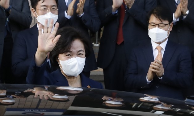추미애 전 법무부 장관이 지난 1월 정부과천청사 법무부에서 이임식을 마친 뒤 청사를 떠나며 인사하고 있다.