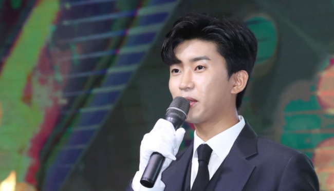 가수 임영웅이 지난해 7월 15일 오후 서울 영등포구 글래드호텔여의도에서 열린 MTN 2020 방송광고페스티벌에서 CF스타상을 수상한 뒤 소감을 밝히고 있다 (사진=뉴시스 제공)