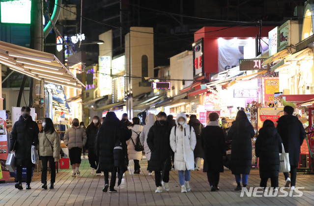 서울 마포구 홍대입구 인근 거리에서 시민들이 이동하고 있다 (사진=뉴시스)