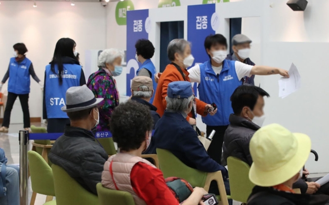 코로나19 백신 1차 접종자가 누적 367만4729명으로 전 국민의 7.2%, 2차 접종자는 누적 50만 6274명으로 전국민의 1.0%로 집계된 지난 10일 오전 서울 한 코로나19 백신 예방접종센터에서 어르신들이 접종하고 있다 (사진=뉴시스 제공)