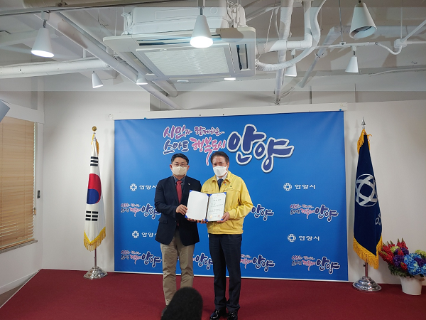 공유기업 지정식 (좌)캐어유 신준영 대표, (우)안양시 최대호 시장 / 사진제공= 캐어유
