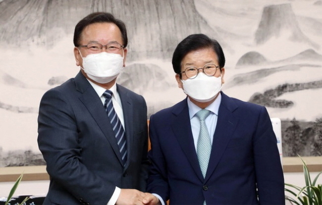  김부겸 국무총리가 17일 서울 여의도 국회에서 박병석 국회의장을 예방해 기념촬영을 하고 있다.(사진=뉴시스 제공)