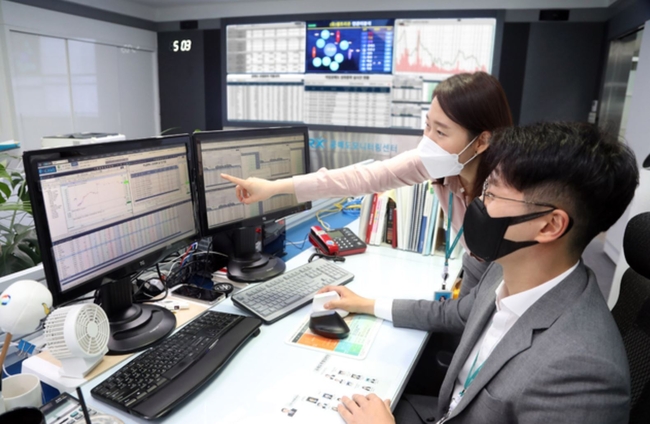 공매도 부분 재개가 이뤄진 지난 3일 서울 여의도 한국거래소 공매도모니터링센터에서 직원들이 공매도 상황을 점검하고 있다 (사진=한국거래소 제공)