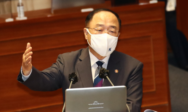 15일 국회 본회의에서 열린 경제 분야 대정부 질문에서 홍남기 경제부총리 겸 기획재정부 장관이 의원 질의에 답하고 있다.(사진=뉴시스 제공)