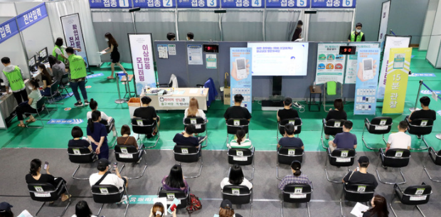 추석 연휴 전 1차 접종률 70% 목표 달성을 앞둔 17일 오전 서울 서대문구 북아현체육문화센터에 마련된 코로나19 백신예방접종센터에서 백신 접종자들이 이상반응 모니터링을 위해 대기하고 있다.(사진=뉴시스 제공)