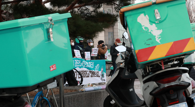 라이더유니온 조합원과 배민라이더들이 지난 3월11일 오전 서울 송파구 우아한형제들 앞에서 배달의민족(배민)이 시행중인 번쩍배달 규탄 기자회견을 하고 있다.(사진=뉴시스 제공)