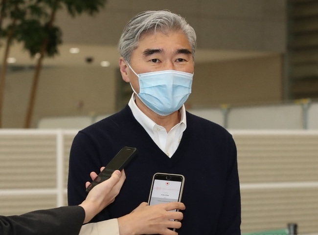  성김 미국 국무부 대북특별대표가 북핵 수석대표 협의를 위해 23일 오후 인천국제공항 제2터미널을 통해 입국, 기자들의 질문에 답하고 있다.(사진=뉴시스 제공)