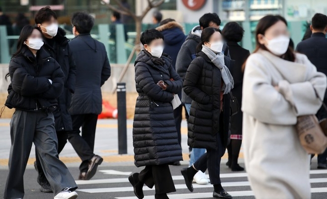 지난 23일 오전 서울 종로구 세종대로 인근에서 시민들이 이동하고 있다.