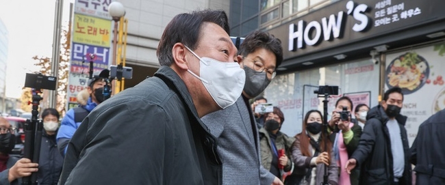  윤석열 국민의힘 대선 후보가 28일 오후 서울 여의도 하우스커피에서 열린 '대선 D-100, 내일을 생각하는 청년위원회 및 청년본부 출범식'에 참석하고 있다. 오른쪽은 권성동 사무총장. (사진=뉴시스 제공)