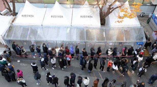 3일 오후 부산 부산진구 보건소 선별진료소를 찾은 시민들이 코로나19 진단검사용 검체 채취를 위해 길게 줄을 선 채 차례를 기다리고 있다. (사진=뉴시스 제공)