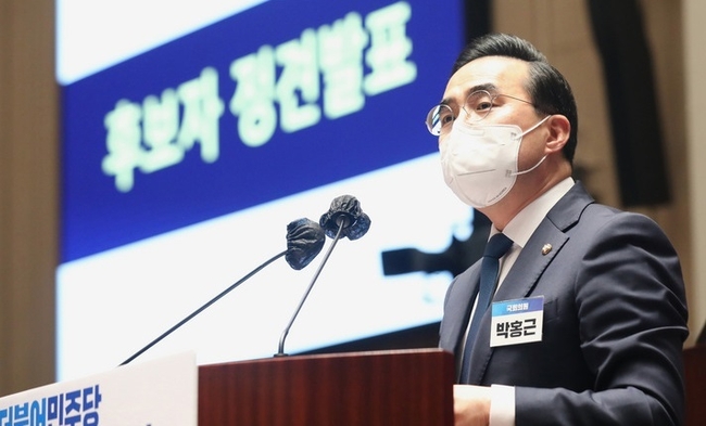 더불어민주당 원내대표 후보자 박홍근 의원이 24일 서울 여의도 국회에서 열린 제3기 원내대표 선출을 위한 의원총회에서 정견발표를 하고 있다. (사진=뉴시스 제공)