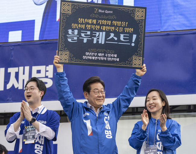 이재명, 대학가 신촌에서 청년들과 사전투표...‘험지’ 강남 유세