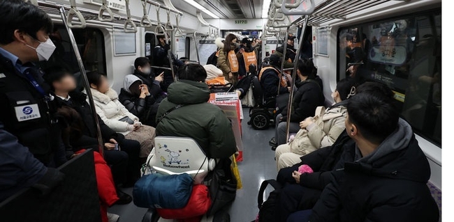 전장연, 6월 지방선거까지 출근길 지하철 탑승 시위 유보