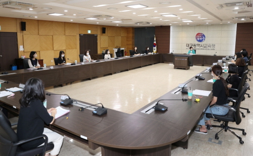 대구시교육청(교육감 강은희)이 26일 시교육청 여민실에서 국민신문고 민원담당자 20여 명을 대상으로 교육감과의 간담회를 했다.(사진제공=대구시교육청)